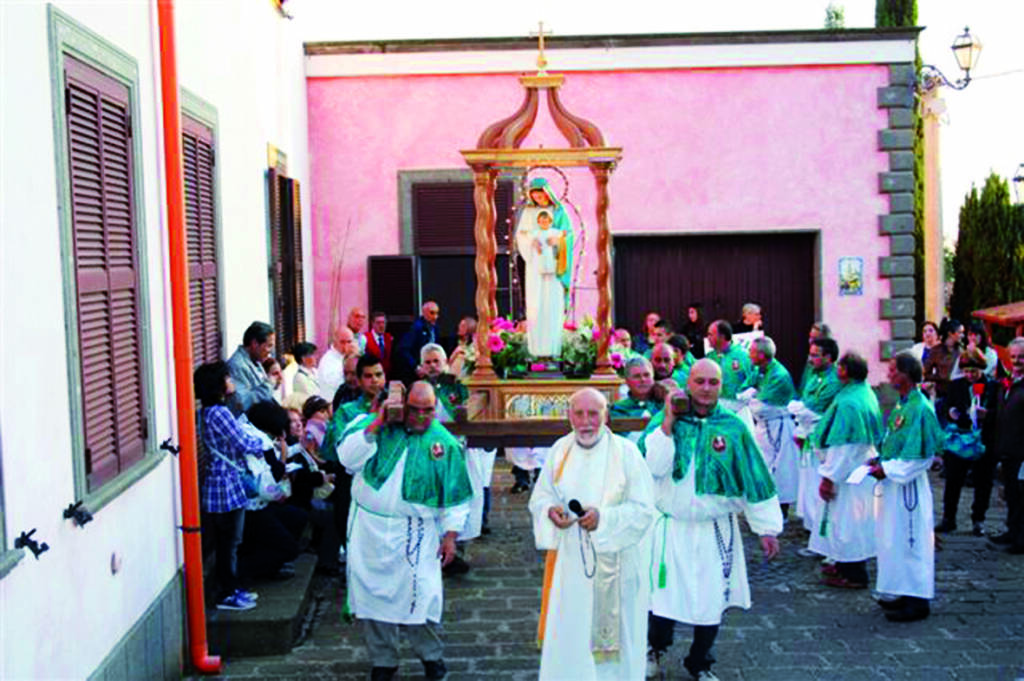 La 'macchina' della Madonna del Rosario esce della Parrocchia, con gli omonimi portatori e Don Antonio che la precede (2)