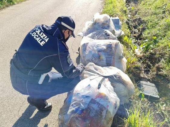 Multe abbandono rifiuti polizia locale