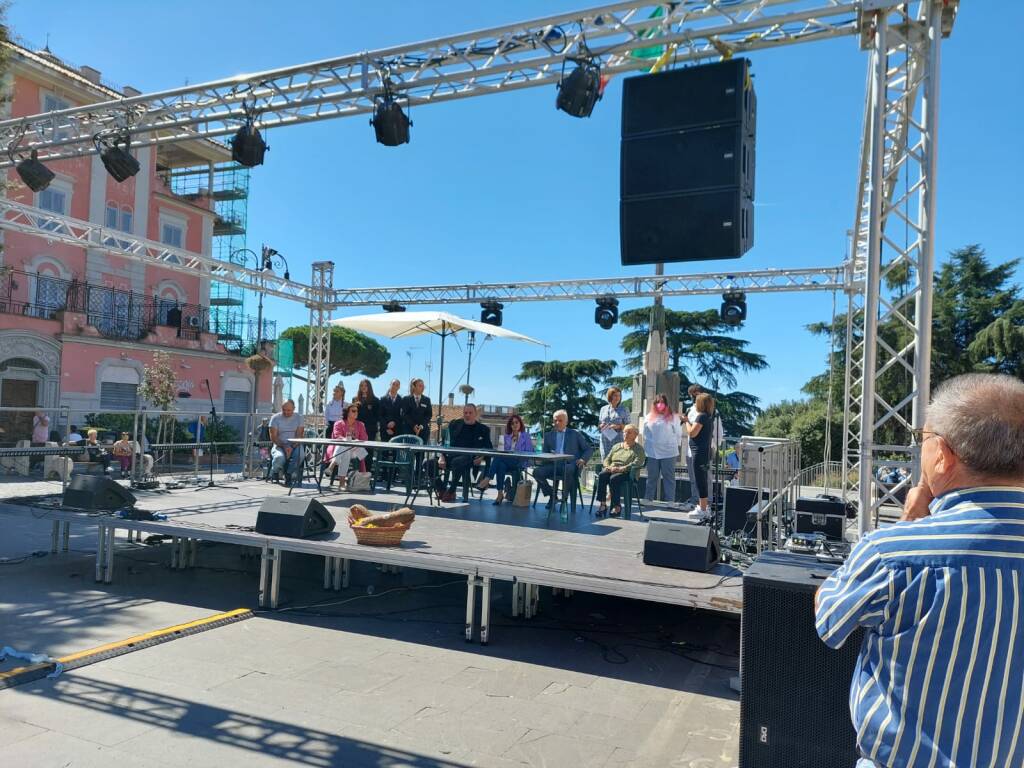 A Genzano gli studenti dell'Alberghiero di Velletri impegnati nella Festa del Pane 