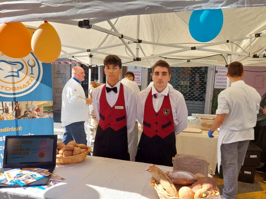 A Genzano gli studenti dell'Alberghiero di Velletri impegnati nella Festa del Pane 