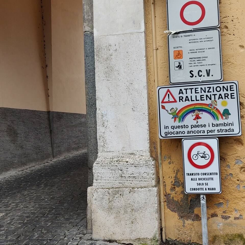 Castel Gandolfo cartello bambini giocano ancora per strada 1