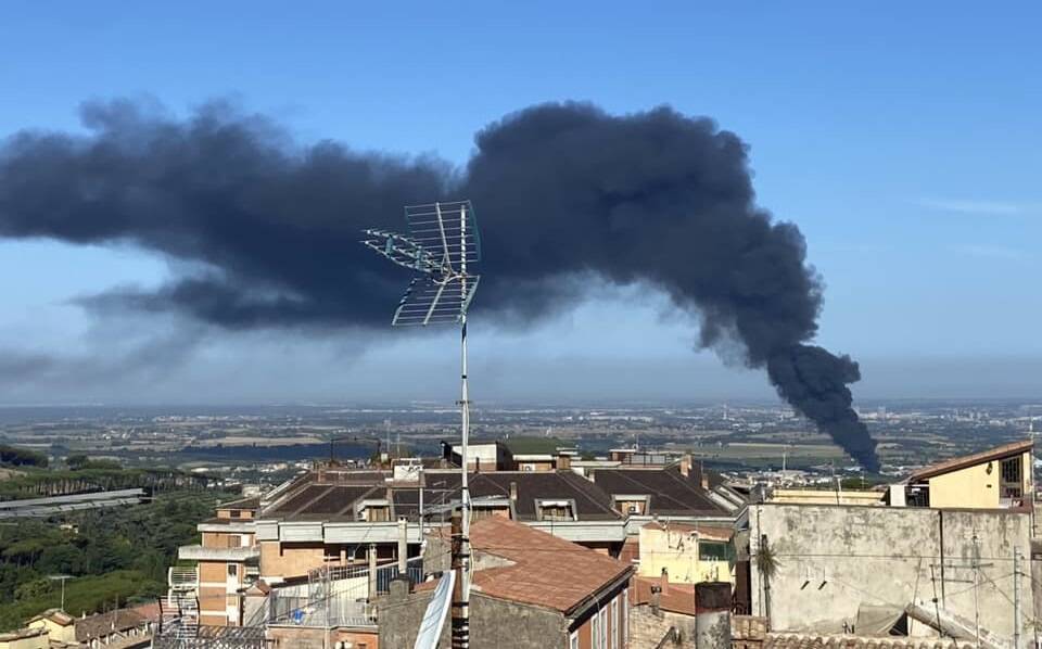 CIAMPINO - Vasto incendio in una discarica di materiali edili