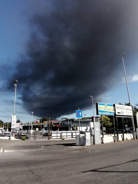 CIAMPINO - Vasto incendio in una discarica di materiali edili