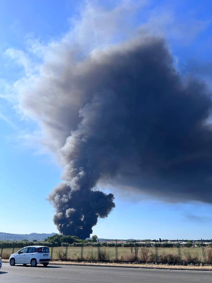 CIAMPINO - Vasto incendio in una discarica di materiali edili