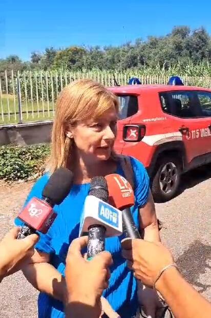 CIAMPINO - Vasto incendio in una discarica di materiali edili: fumo nero sui Castelli Romani