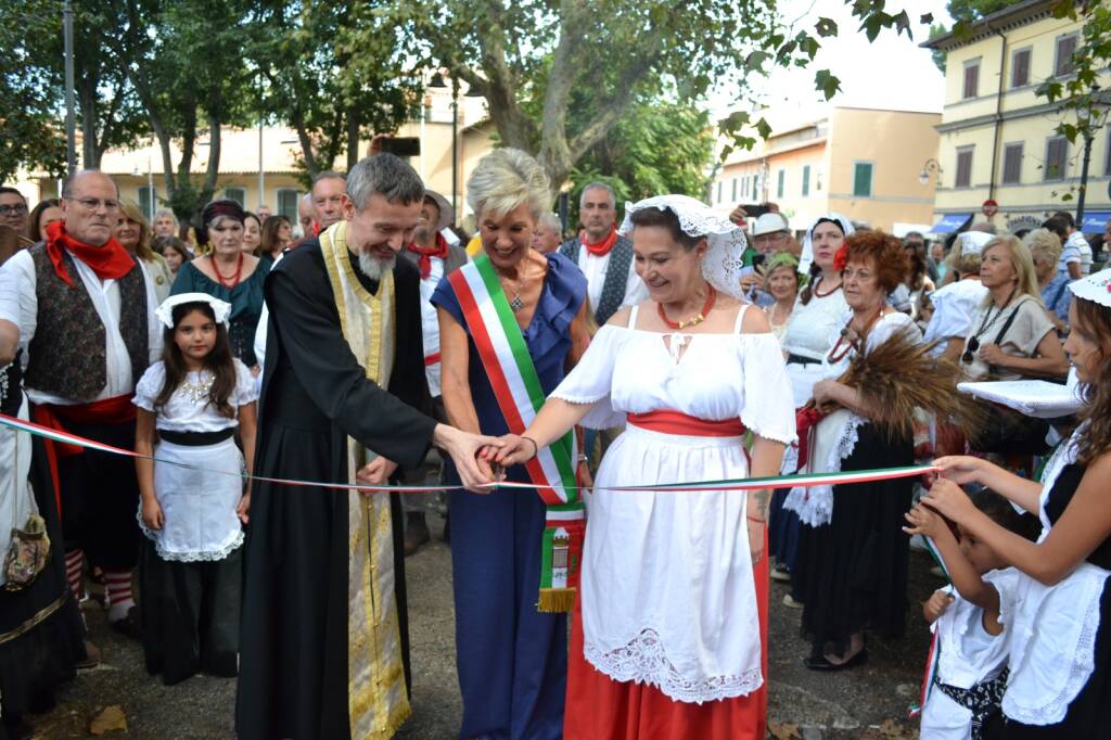 GROTTAFERRATA - Inaugurata la rievocazione storica della fiera nel fossato dell'Abbazia 