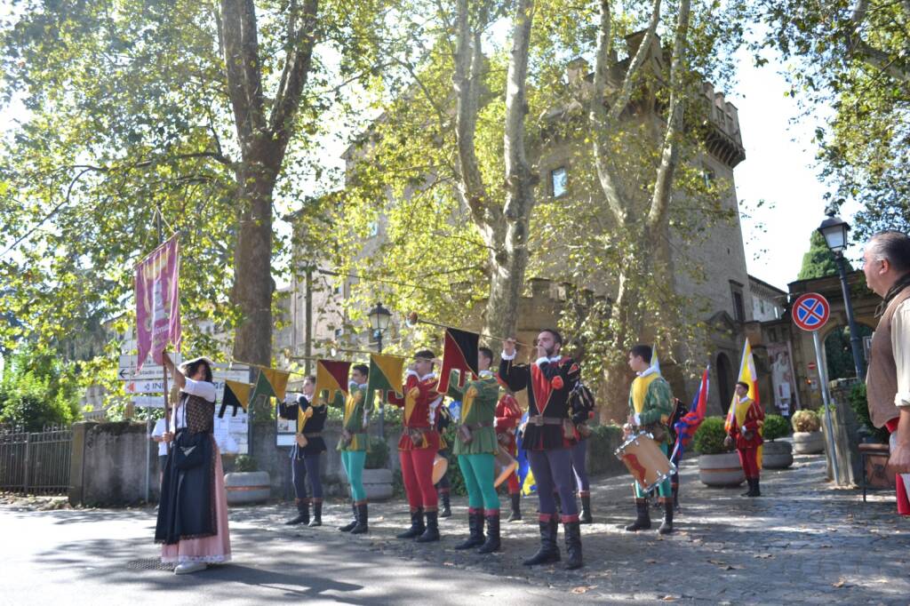 GROTTAFERRATA - Inaugurata la rievocazione storica della fiera nel fossato dell'Abbazia 