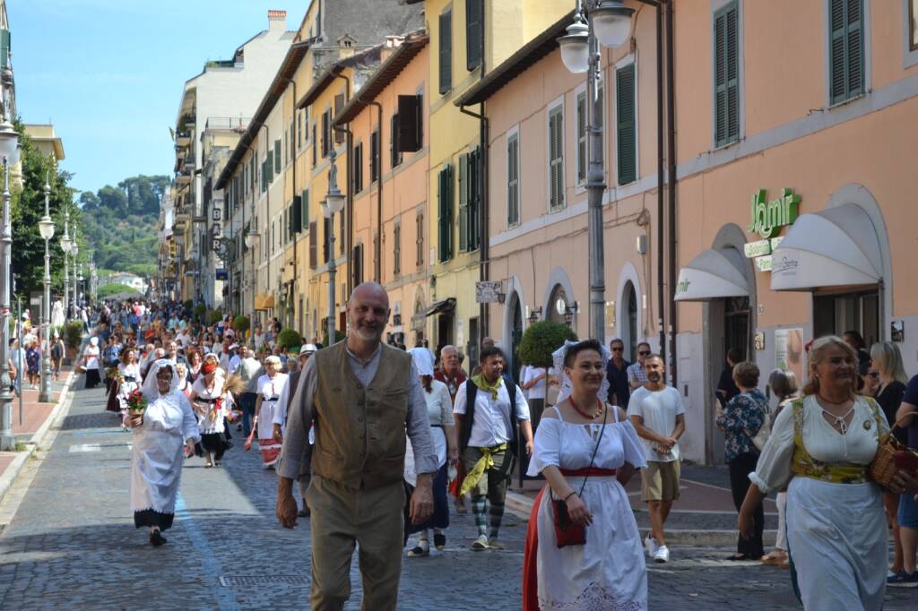 GROTTAFERRATA - Inaugurata la rievocazione storica della fiera nel fossato dell'Abbazia 