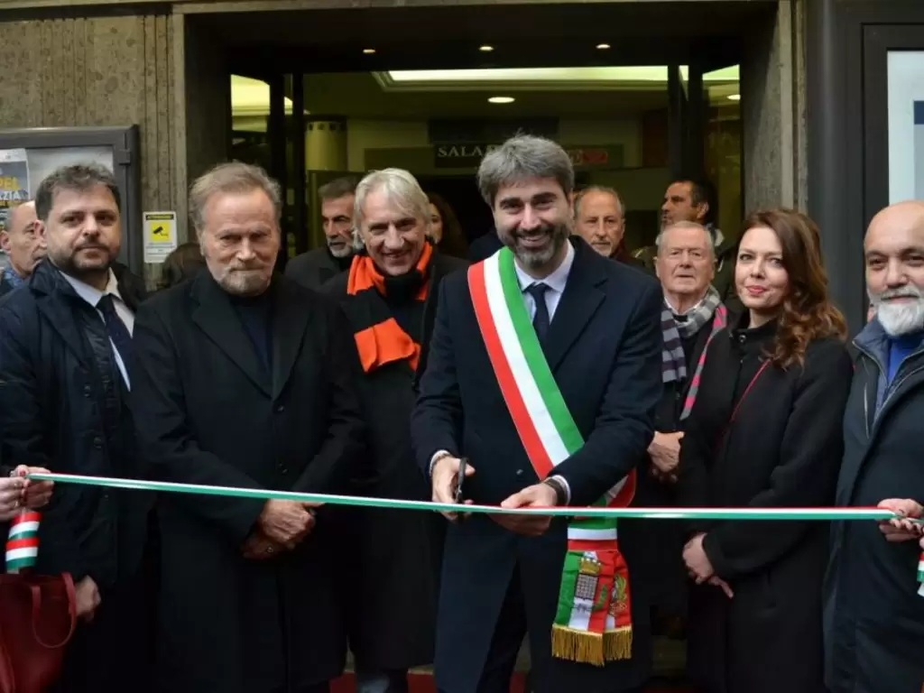 A Grottaferrata riapre il cinema Alfellini: grandi attori e bagno di folla  al taglio del nastro - Castelli Notizie