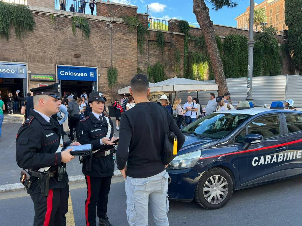 Roma, Carabinieri arrestano 7 persone per borseggi e scippi (FOTO)