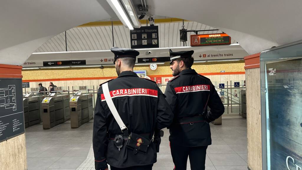 Roma, Carabinieri arrestano 7 persone per borseggi e scippi (FOTO)