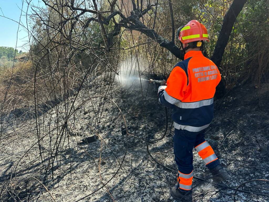 Ancora in fiamme la zona di Santa Palomba: le foto dell'incendio