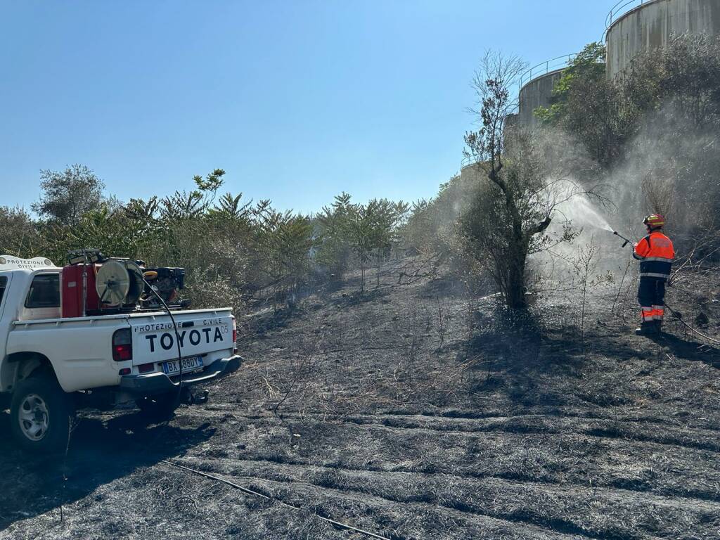 Ancora in fiamme la zona di Santa Palomba: le foto dell'incendio