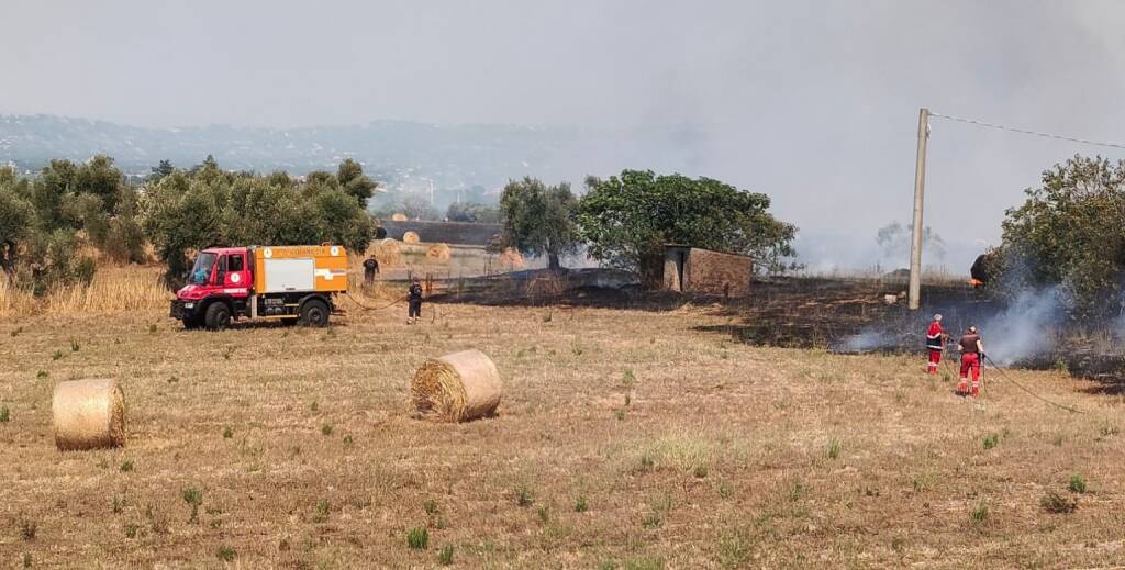 Maxi incendio a Santa Palomba (FOTO