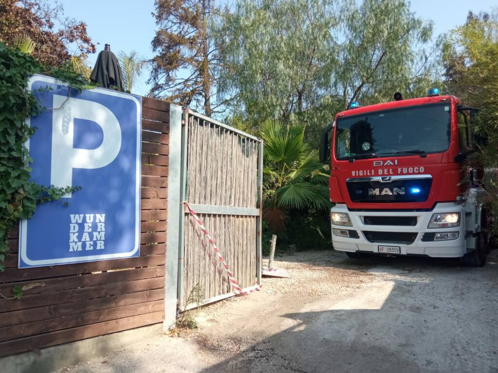 Vigili del Fuoco, Carabinieri e Polizia Locale al Wunderkammer a Castel Gandolfo per l'incendio (FOTO)