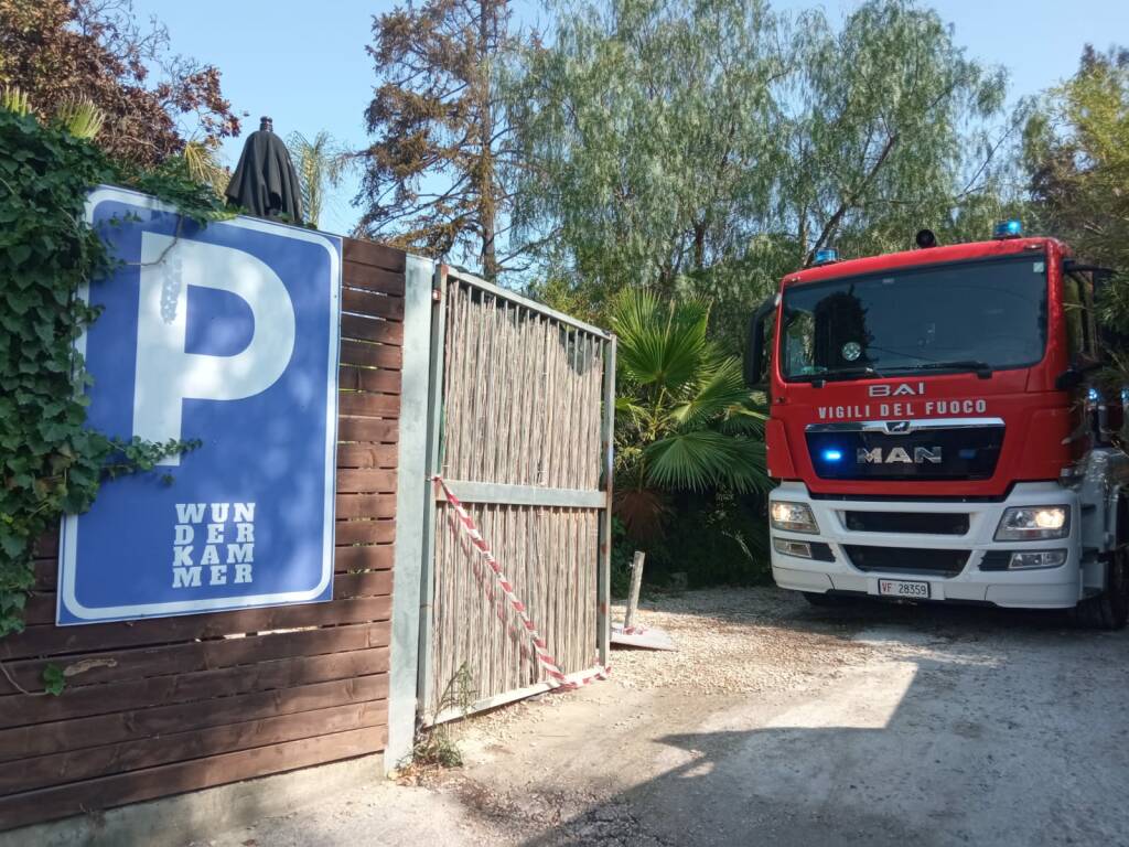 Vigili del Fuoco, Carabinieri e Polizia Locale al Wunderkammer a Castel Gandolfo per l'incendio (FOTO)