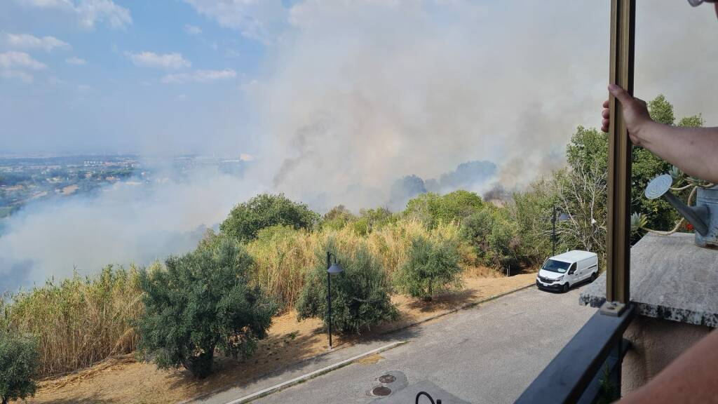 Grottaferrata - Le foto dell'incendio divampato in zona Borghetto