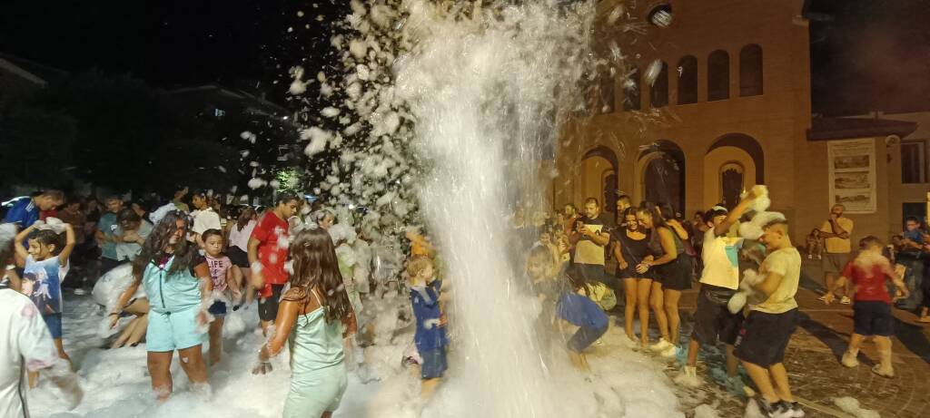 Lariano, balli e sorrisi allo Schiuma Party in piazza Santa Eurosia (FOTO)