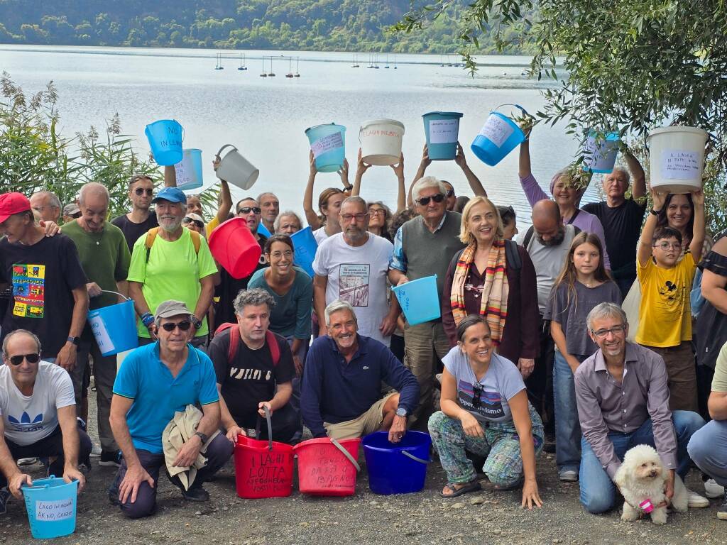 Allarme prosciugamento lago di Nemi: gli attivisti portano l'acqua con i secchi - LE FOTO