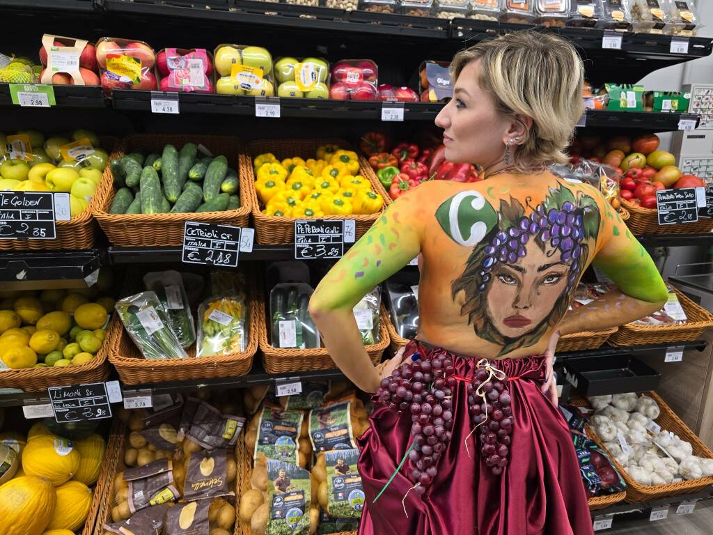 Body painting al supermercato Carrefour a Roma con Egi Stella 