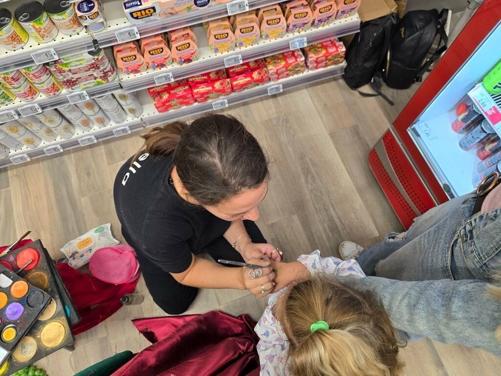 Body painting al supermercato Carrefour a Roma con Egi Stella 