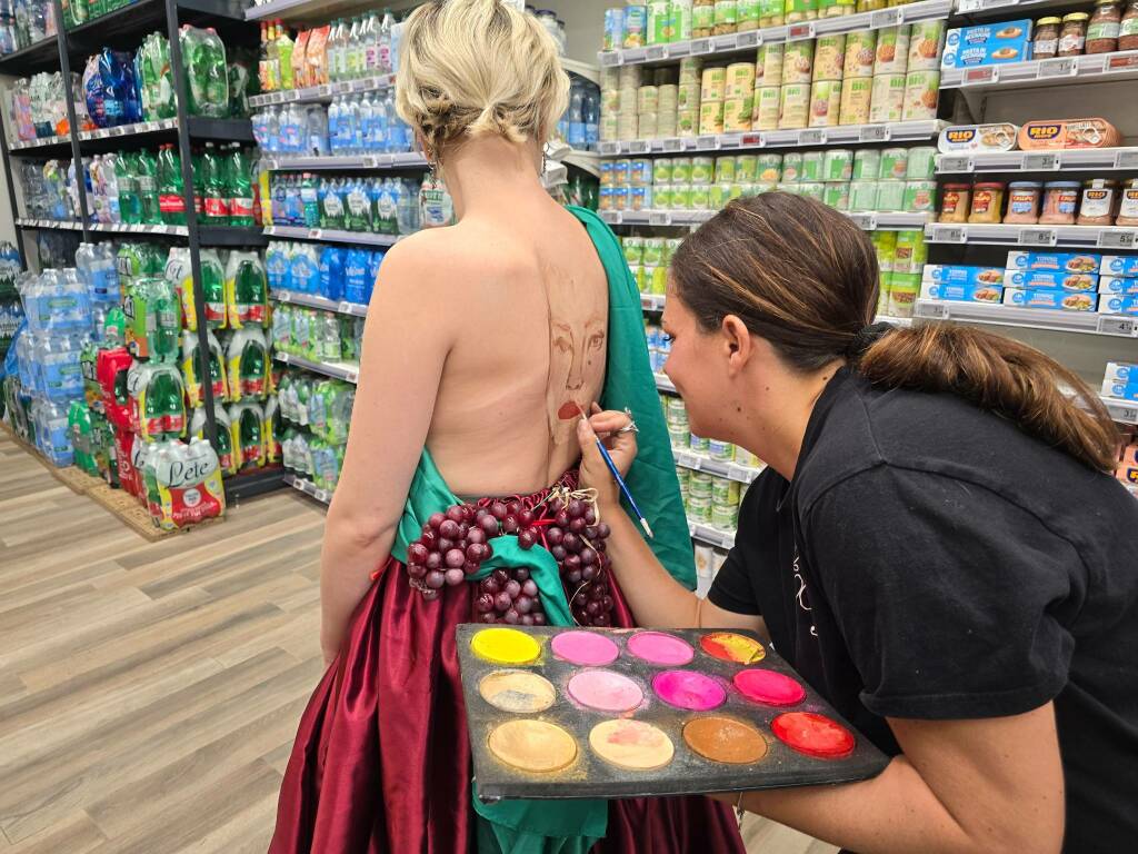 Body painting al supermercato Carrefour a Roma con Egi Stella 