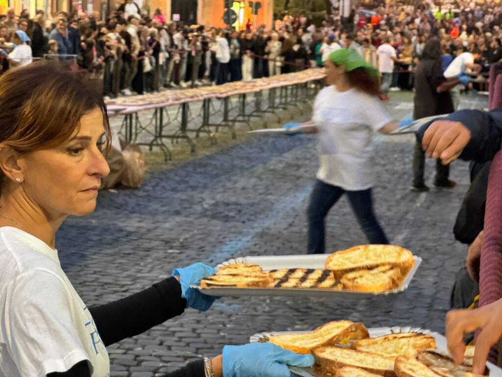 Genzano e la sua Bruschetta più lunga del Mondo, per la 36^ Festa del Pane