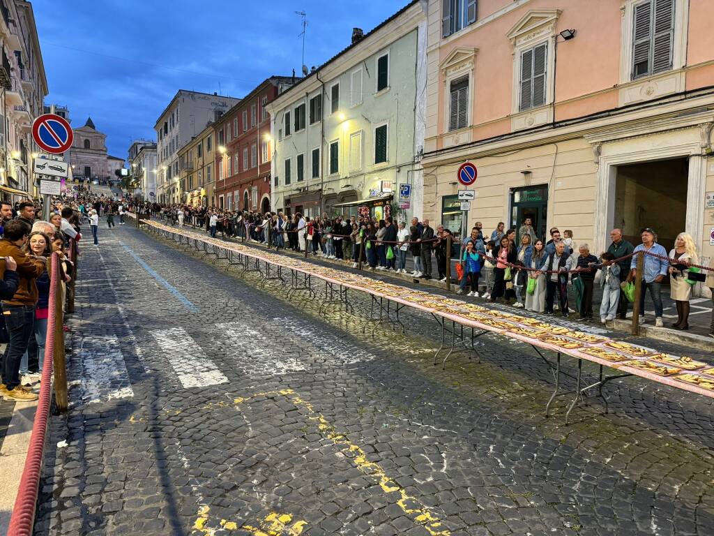 Genzano e la sua Bruschetta più lunga del Mondo, per la 36^ Festa del Pane