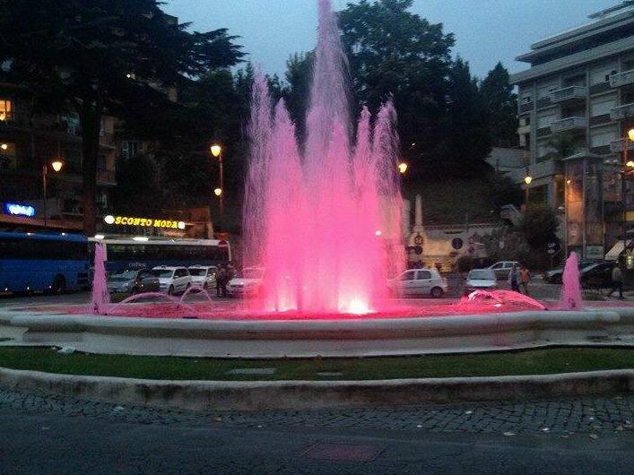 La fontana di Piazza Garibaldi colorata per ottobre rosa